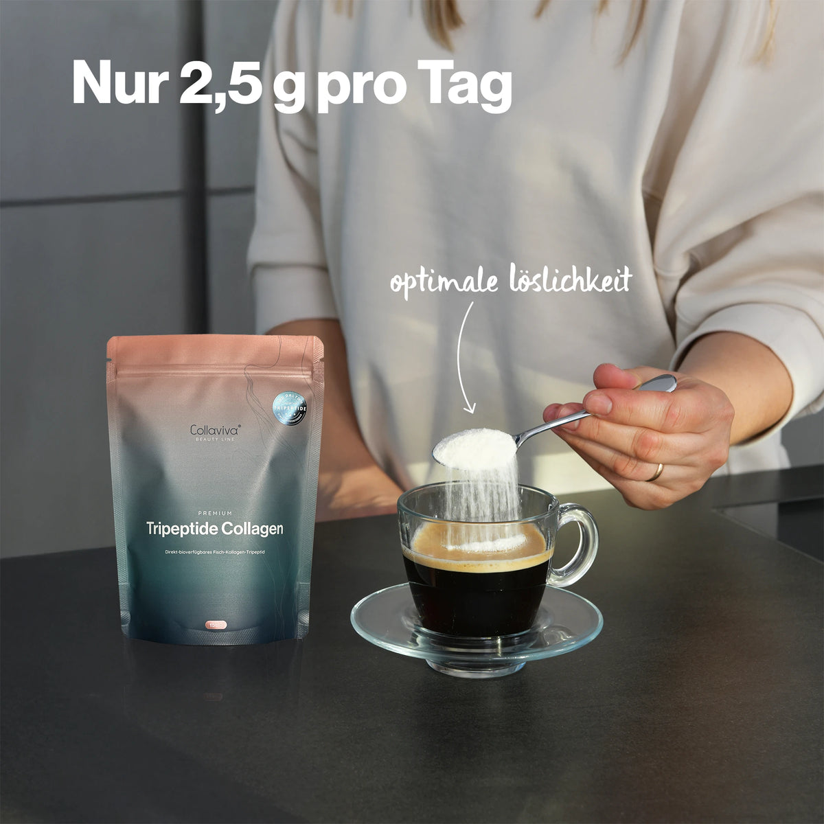 Tripeptide-Kollagen wird in einen Espresso gerührt